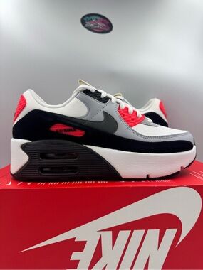 Nike Air Max 90 LV8 Infrared BRAND NEW Size 8 Women